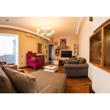 Center Apartment *